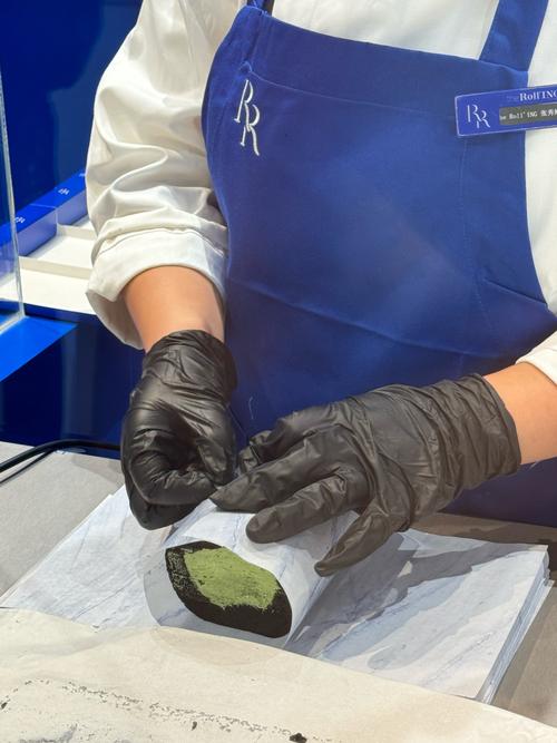 抖音上rolling现象为何能引爆流量?背后是跟风狂欢还是内容创新?