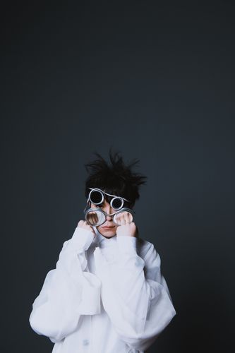 快手红人高青峰(快手ID)的爆火路径是怎样的?其内容风格如何塑造个人IP,又面临哪些发展挑战?