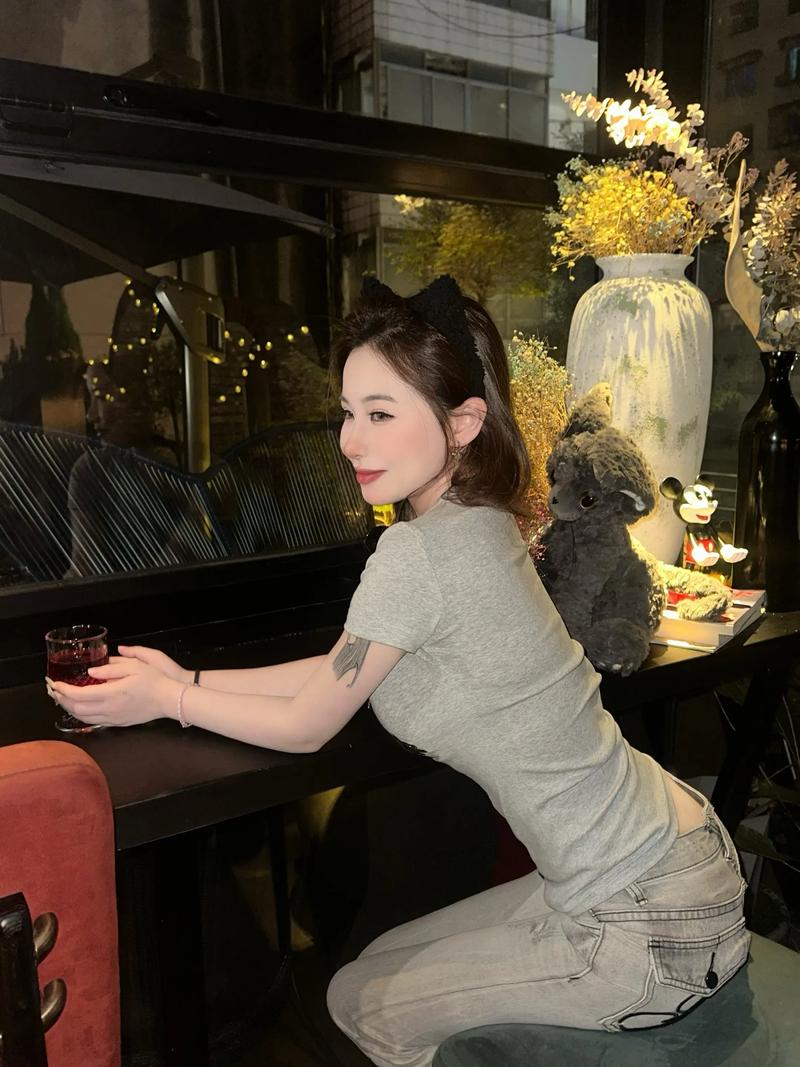 抖音女生secret,是真实人设还是流量密码?那些‘秘密’背后藏着多少精心设计的套路?