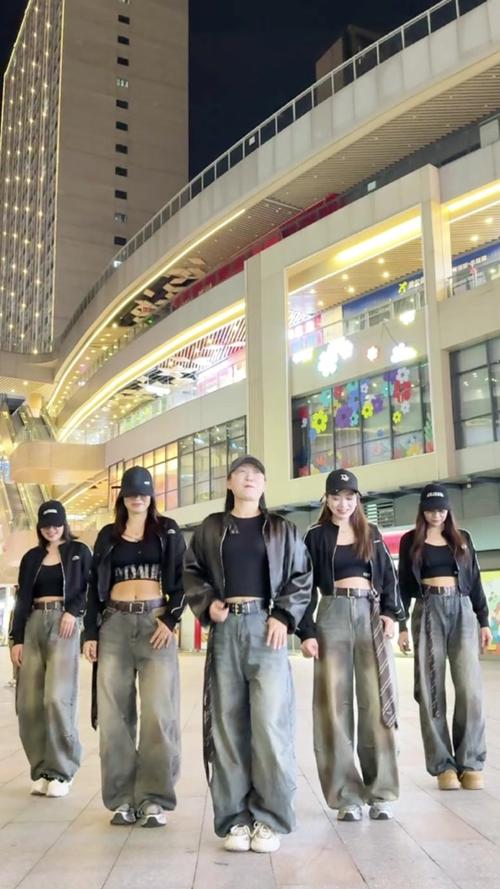 抖音boom舞蹈为何能引发全民模仿热潮?背后藏着怎样的流量密码?