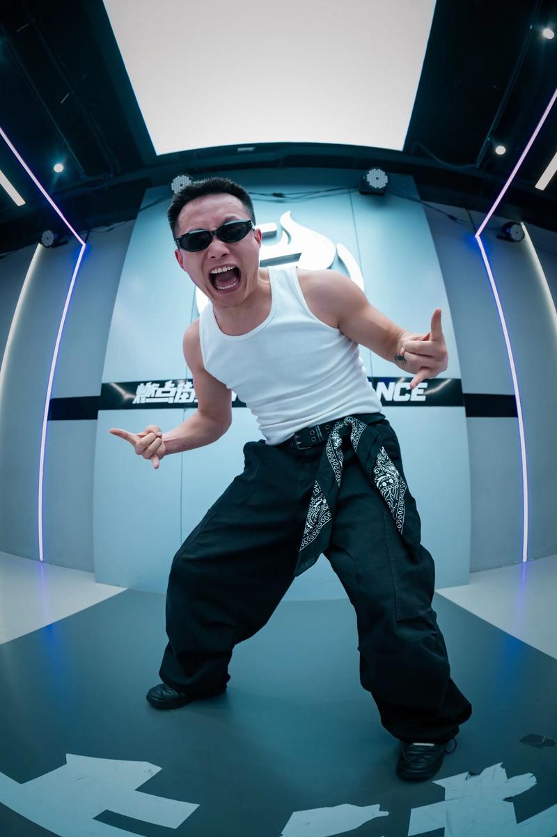 抖音lips hip热潮背后,是文化融合还是审美趋同?为何这类舞蹈能引发全民模仿?
