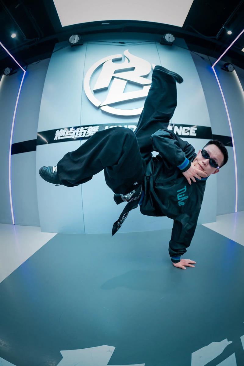 抖音lips hip热潮背后，是文化融合还是审美趋同？为何这类舞蹈能引发全民模仿？