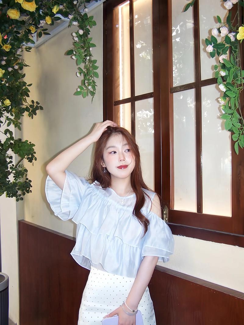 抖音loveu版本为何能引发年轻人情感共鸣？其旋律与歌词背后藏着怎样的青春密码？