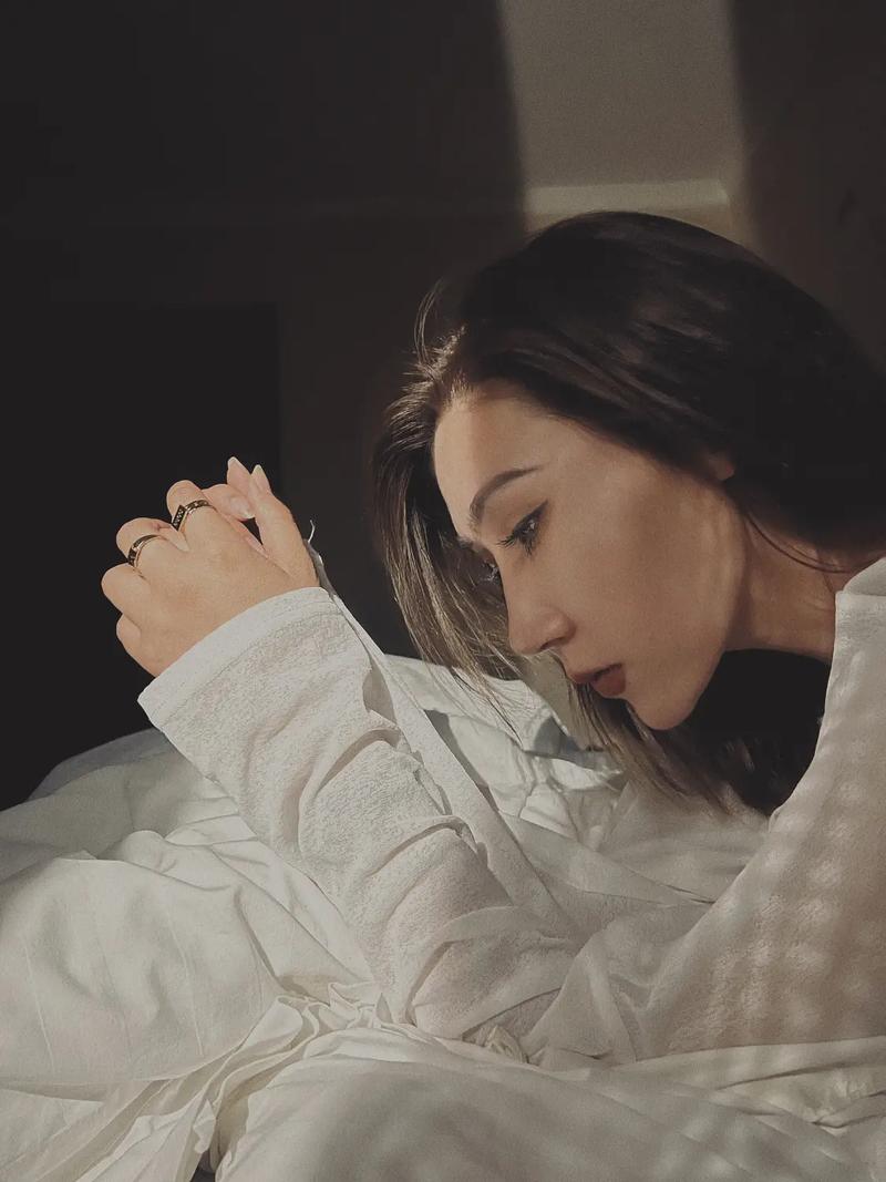 抖音nopapa侧身是什么新兴拍摄技巧？为何能引发用户模仿热潮？背后隐藏着怎样的流量密码？