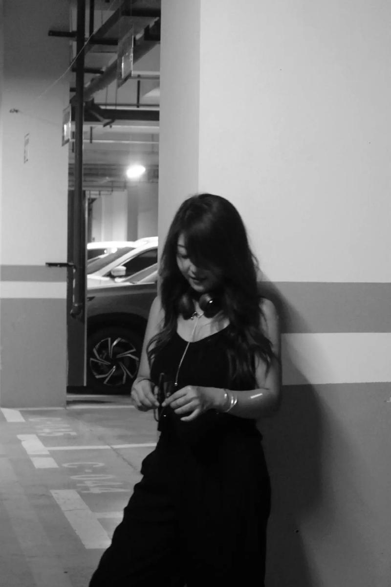 抖音this gir现象为何能引发年轻人集体模仿？背后藏着怎样的社交心理密码？