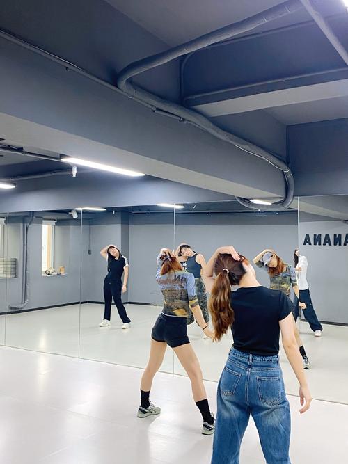 为什么havana抖音舞蹈能成为现象级爆款？它的魔性节奏与动作设计如何精准戳中用户模仿欲？背后又藏着哪些流量密码？