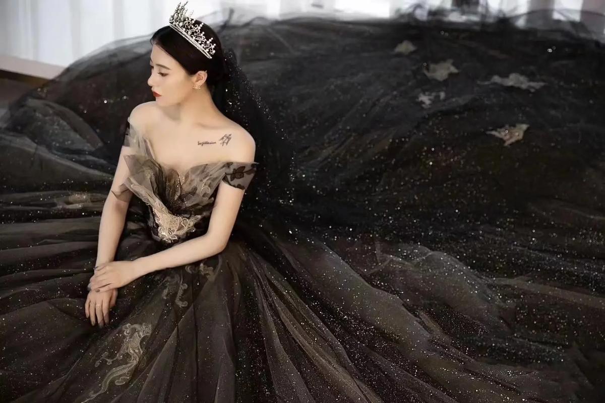 抖音流行黑色婚纱,是颠覆传统还是另类表达?背后藏着怎样的婚恋观念变迁?