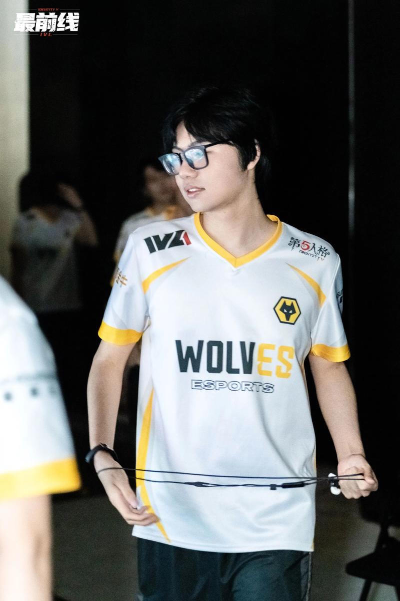 Wolves抖音加快是指通过技术手段加速歌曲播放速度吗？这种操作会改变原曲音质和演唱节奏吗？抖音用户为何热衷于加快版音乐？