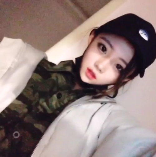 冯雪洁的快手ID是什么？她的个人资料里还有哪些值得关注的信息？