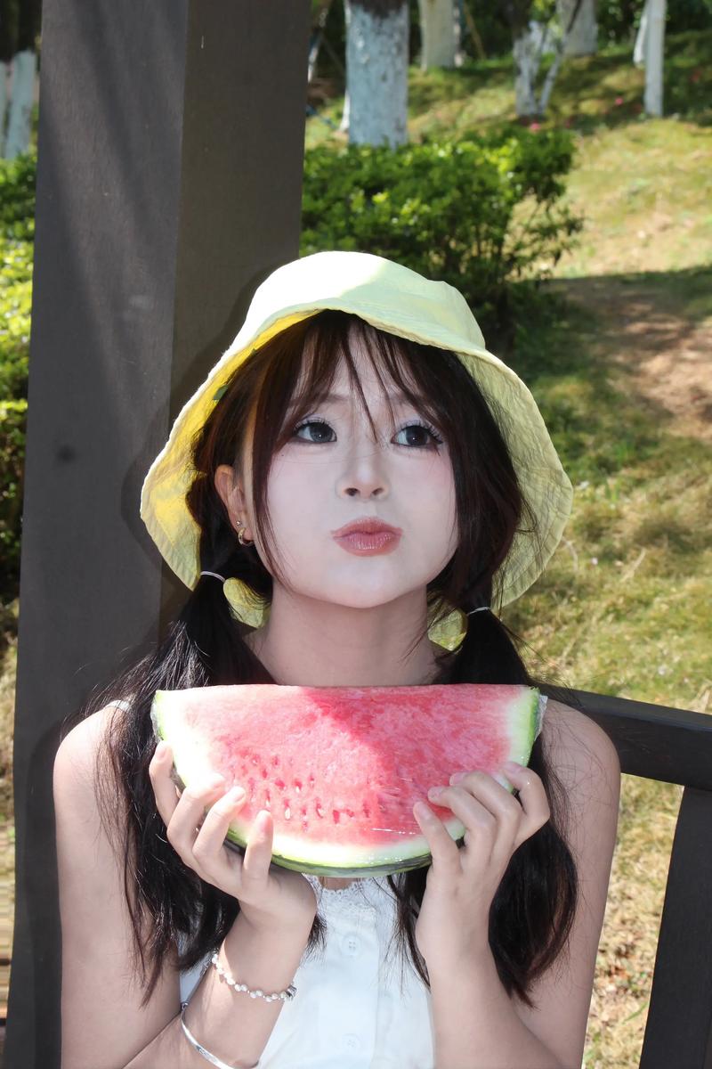 睡衣切瓜的日常为何成快手爆款？平凡生活里的镜头藏着什么秘密？