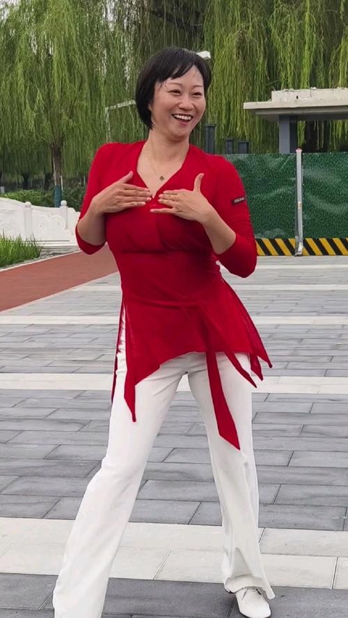 快手跳广场舞美女叫什么