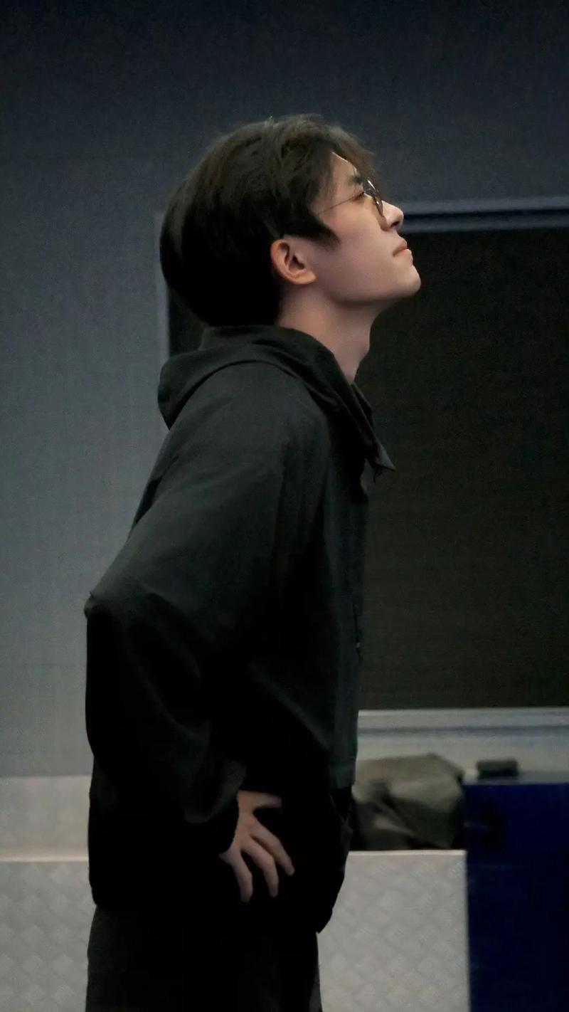 抖音易烊千玺舞蹈视频为何能引爆全网?背后藏着怎样的流量密码与艺术魅力?