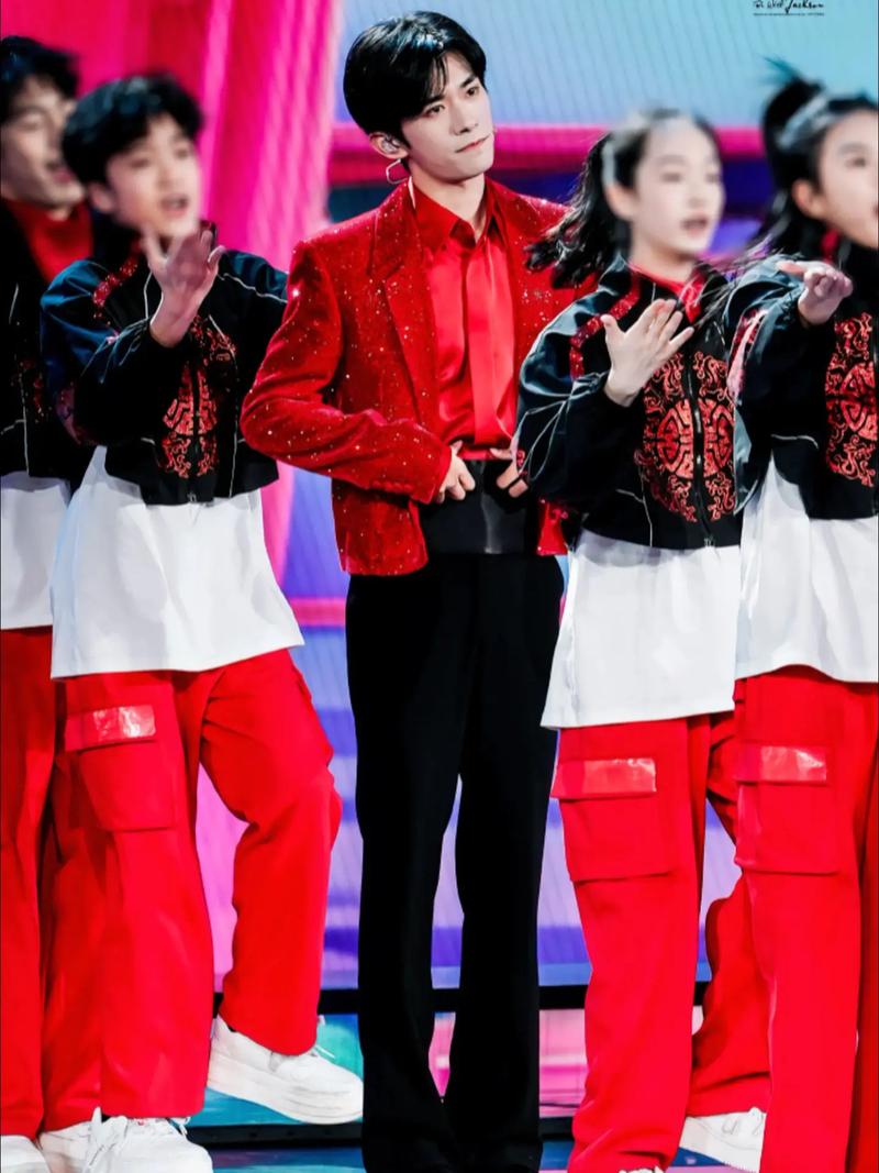 抖音易烊千玺舞蹈视频为何能引爆全网?背后藏着怎样的流量密码与艺术魅力?