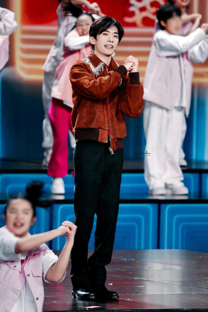 抖音易烊千玺舞蹈视频为何能引爆全网？背后藏着怎样的流量密码与艺术魅力？