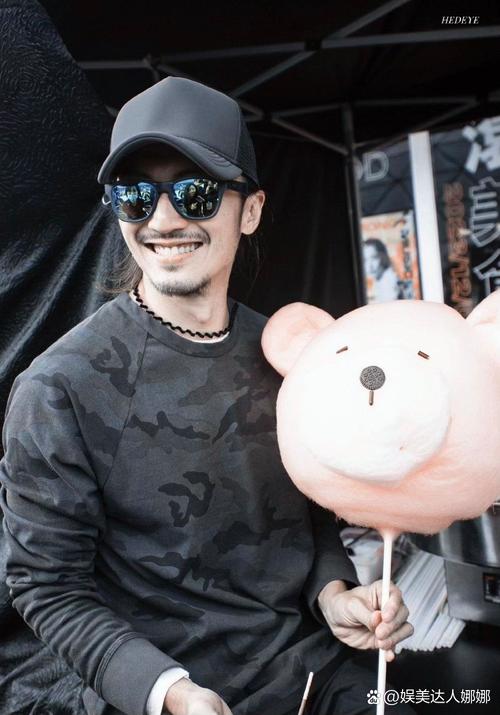 抖音小胡子歌手抖音号是多少？他的音乐作品在平台上有怎样的表现和影响力？