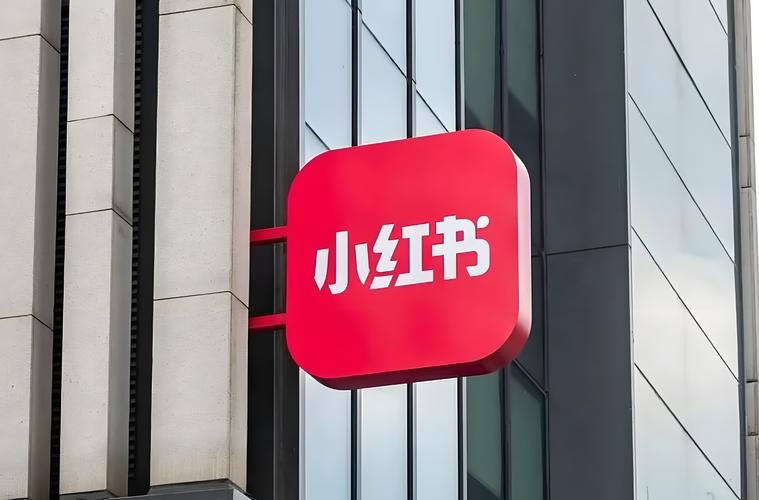 iOS小红书Demo开发中，如何实现首页信息流瀑布布局与图片懒加载优化？