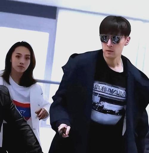 和胡歌拍小红书的女孩