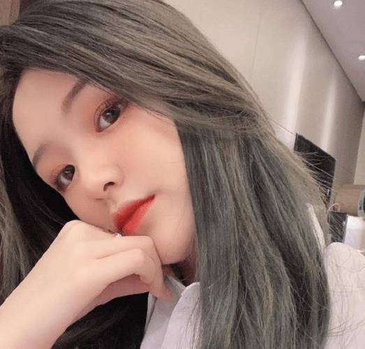 杨清柠在快手上常使用哪些背景歌曲?这些歌曲的选择有何特殊含义或策略?