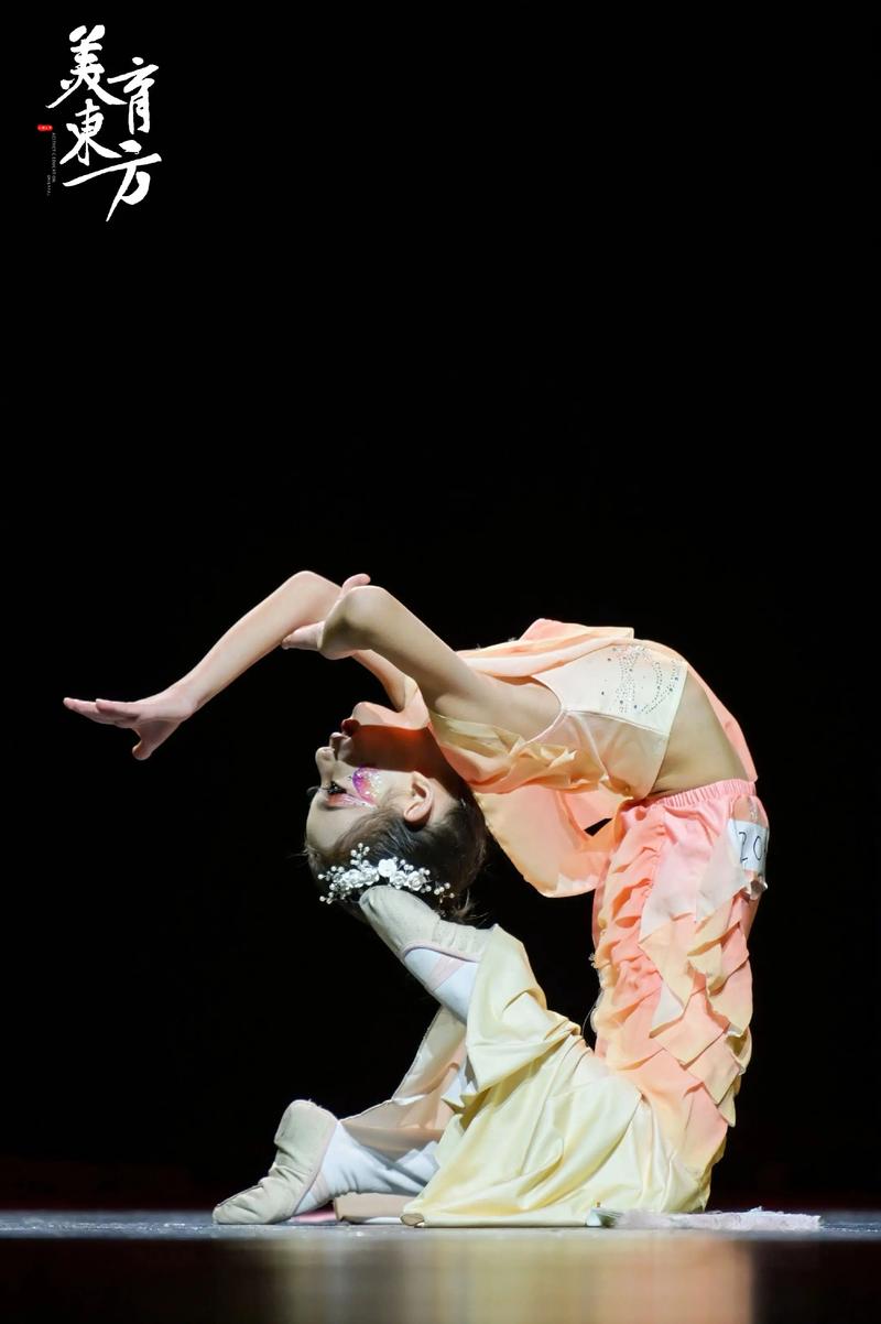 抖音爆款舞蹈为何能火遍全网?背后藏着怎样的流量密码与大众心理?