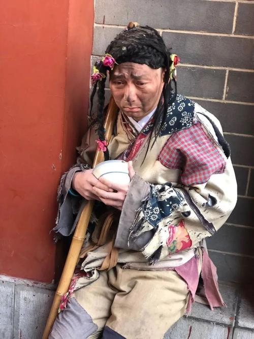 快手乞丐唱歌视频爆红背后,是真实命运触动还是流量造作的另类狂欢?