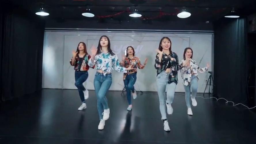 抖音爆款舞蹈全部都是你为何能引发全民模仿热潮?背后藏着哪些流量密码?