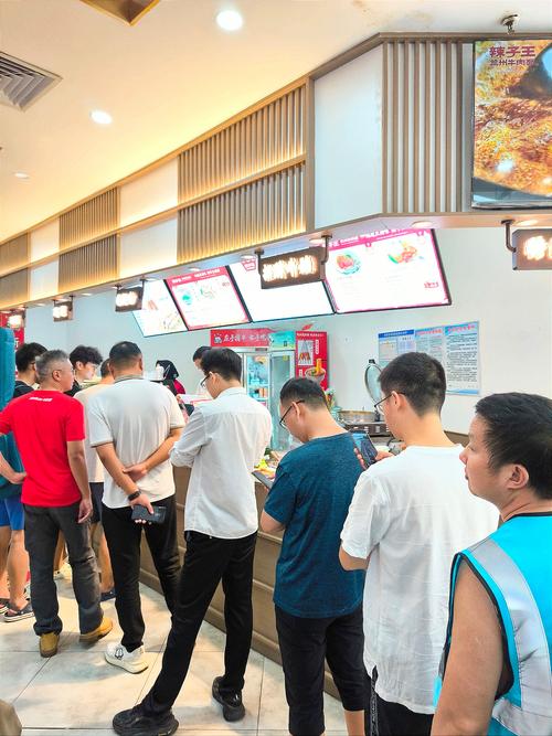 小红书薯队长排队中,为何用户甘愿耗时久候?其吸引力究竟藏在何处?