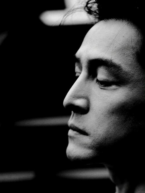 为什么小红书上胡歌锁屏壁纸能成为爆款?是氛围感绝了还是胡歌颜值太能打?