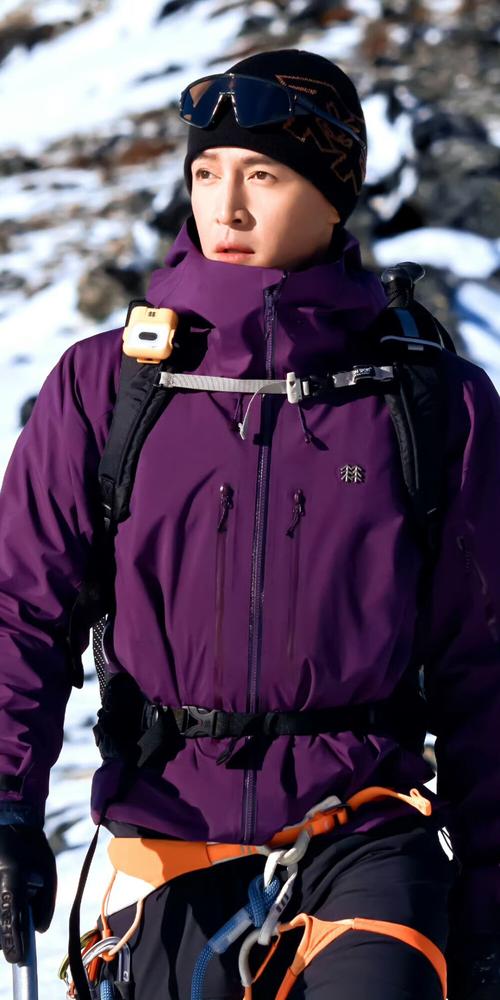 为什么小红书上胡歌锁屏壁纸能成为爆款?是氛围感绝了还是胡歌颜值太能打?