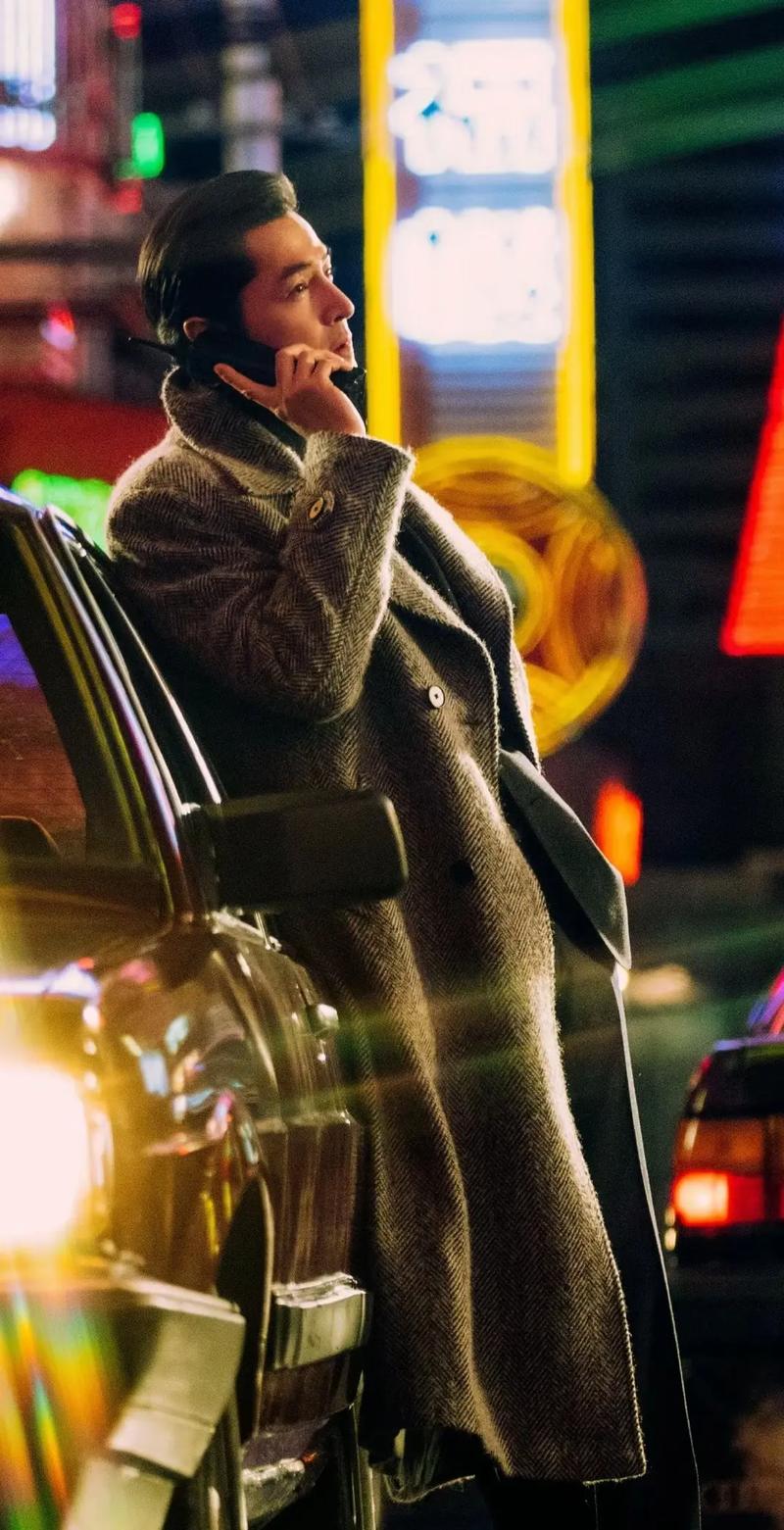 胡歌小红书突然翻转手机,是偶然行为还是暗藏玄机?背后是否藏着未公开的剧情彩蛋或品牌合作?