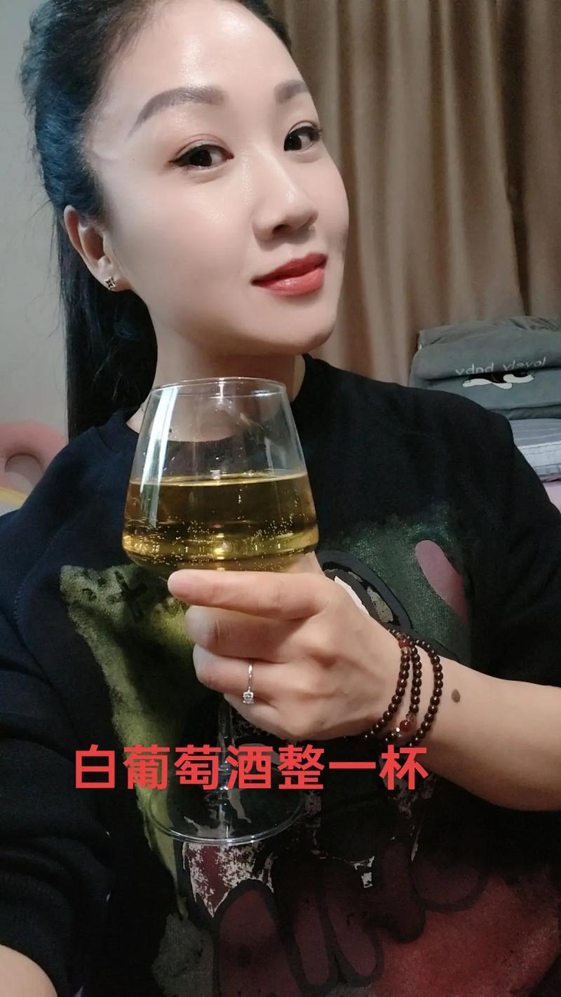 快手女神‘一人我饮酒醉’,是真实情感流露还是刻意迎合流量的人设表演?