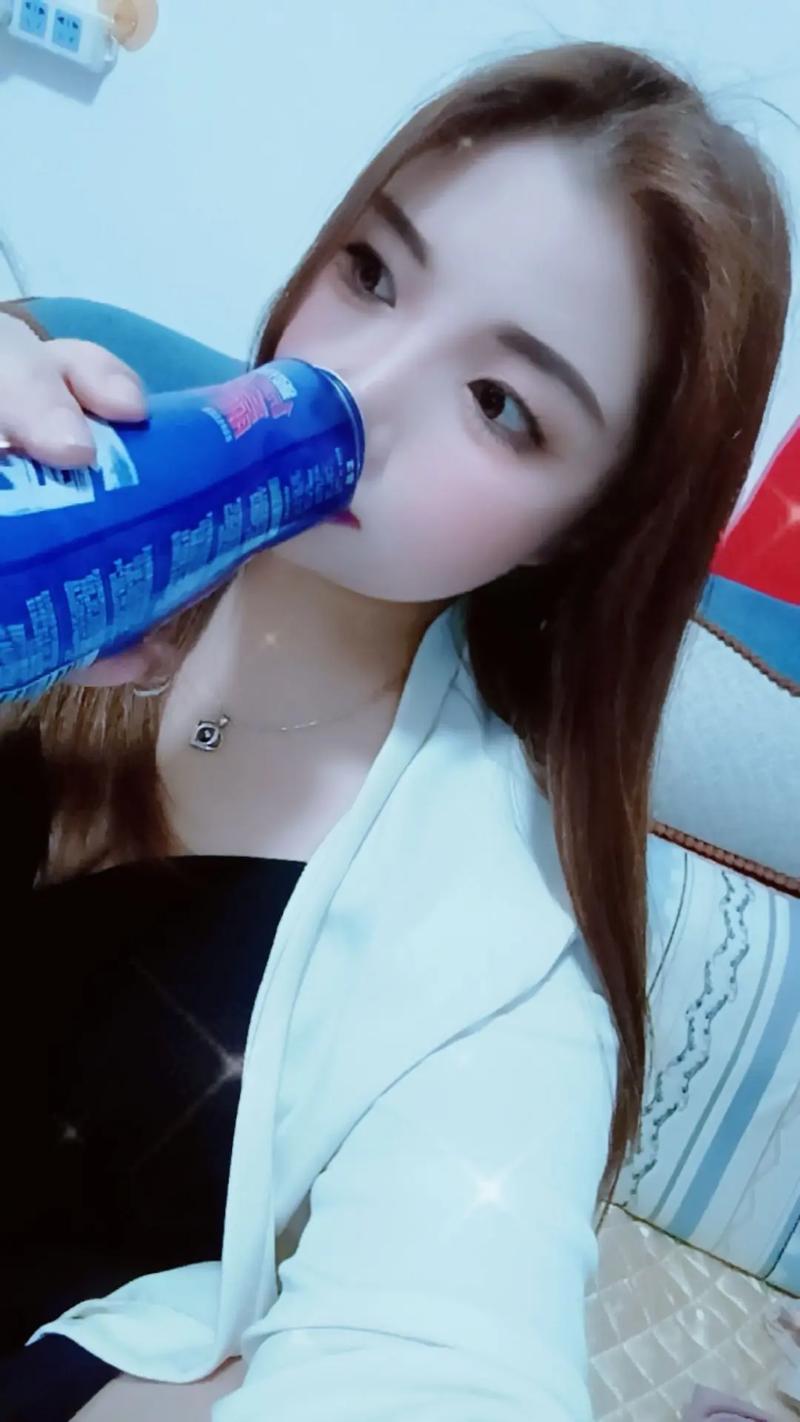 快手女神‘一人我饮酒醉’,是真实情感流露还是刻意迎合流量的人设表演?