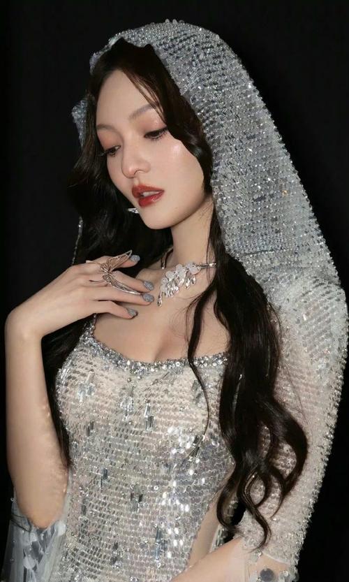 抖音爆火的张韶涵,是什么让她在短视频平台再掀热潮,经典情怀与流量密码如何碰撞出新火花?