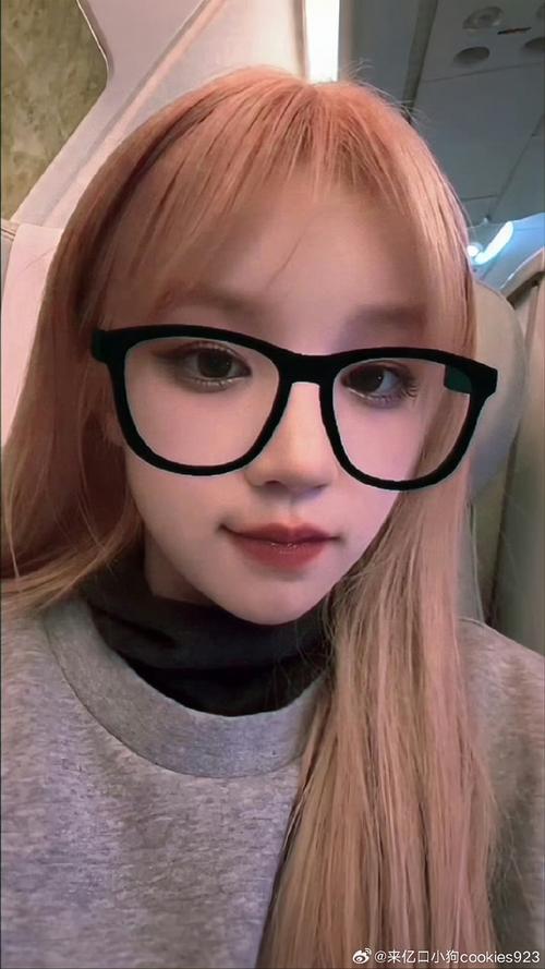 快手戴眼镜喊麦的女主播,为何能靠眼镜+喊麦组合吸引百万粉丝?