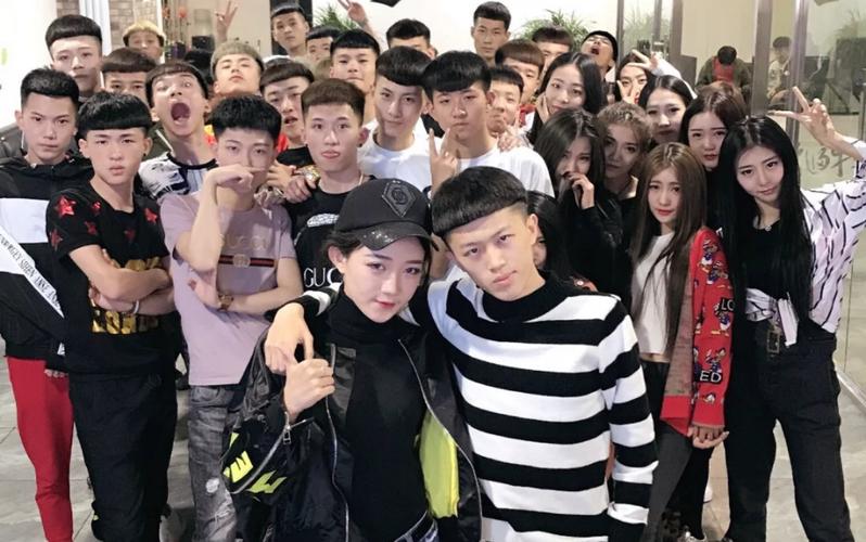 快手社会摇视频里,男性参与者为何热衷这类简单重复的舞蹈?背后藏着怎样的社交密码与群体认同?