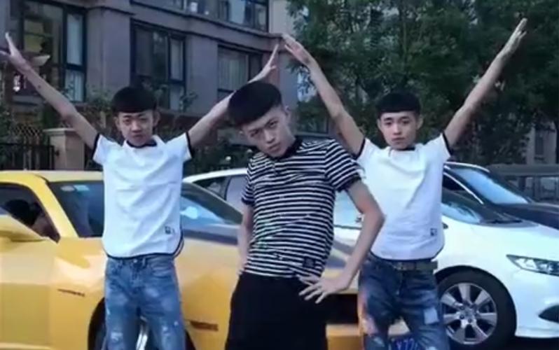 快手社会摇视频里,男性参与者为何热衷这类简单重复的舞蹈?背后藏着怎样的社交密码与群体认同?