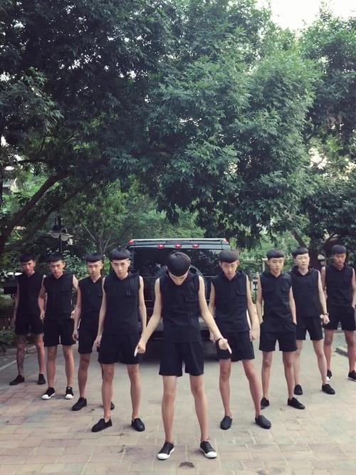 快手社会摇视频里,男性参与者为何热衷这类简单重复的舞蹈?背后藏着怎样的社交密码与群体认同?