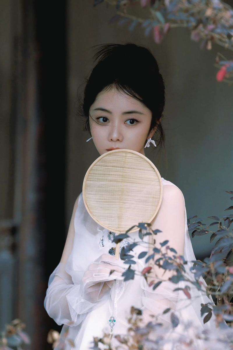 熊梓淇谭松韵抖音合体引热议,是剧粉狂欢还是另有新动向?