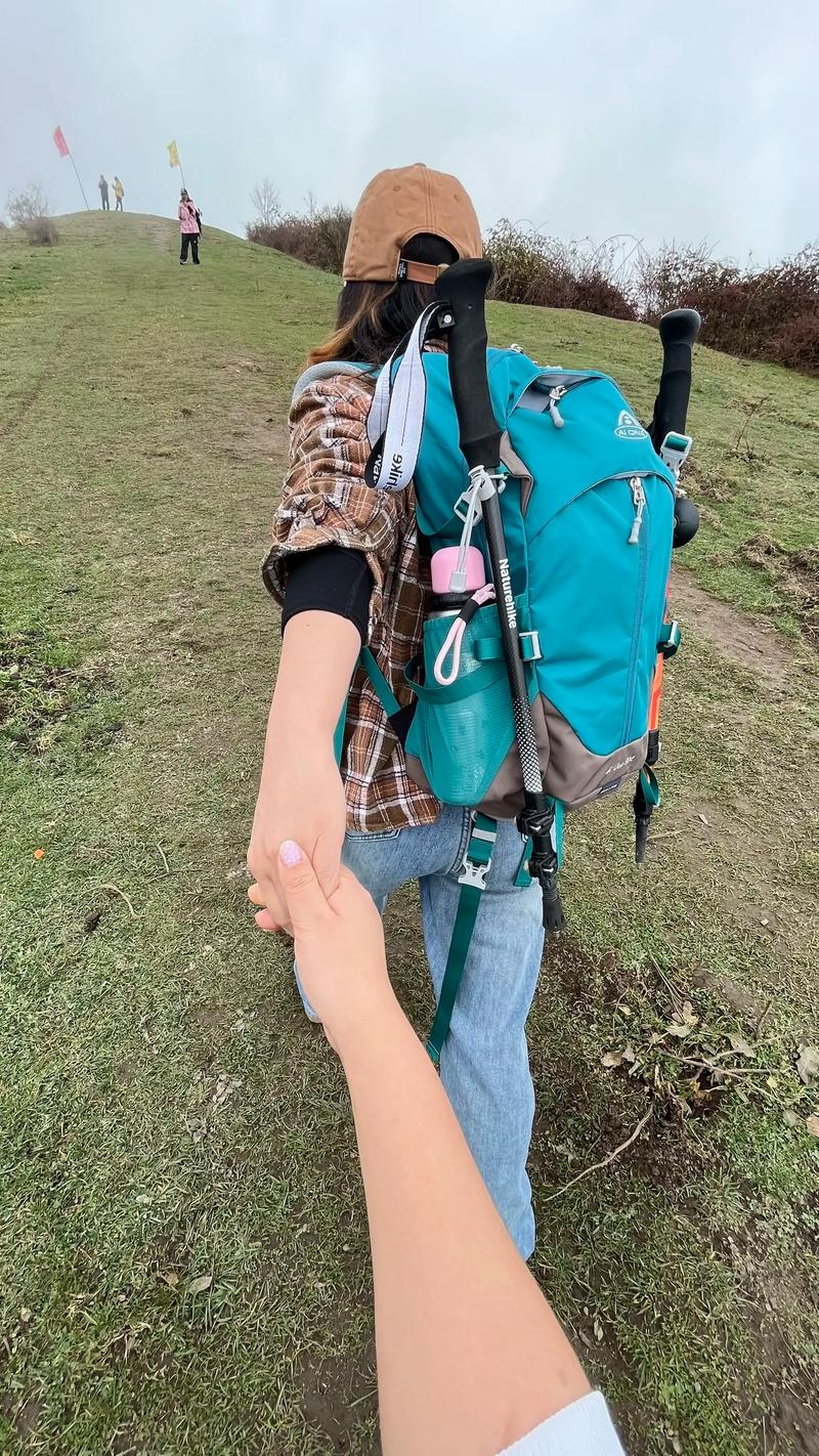 抖音一起牵手去旅行是真实情侣互动还是剧本化表演?旅行中的甜蜜如何平衡真实感与流量追求?