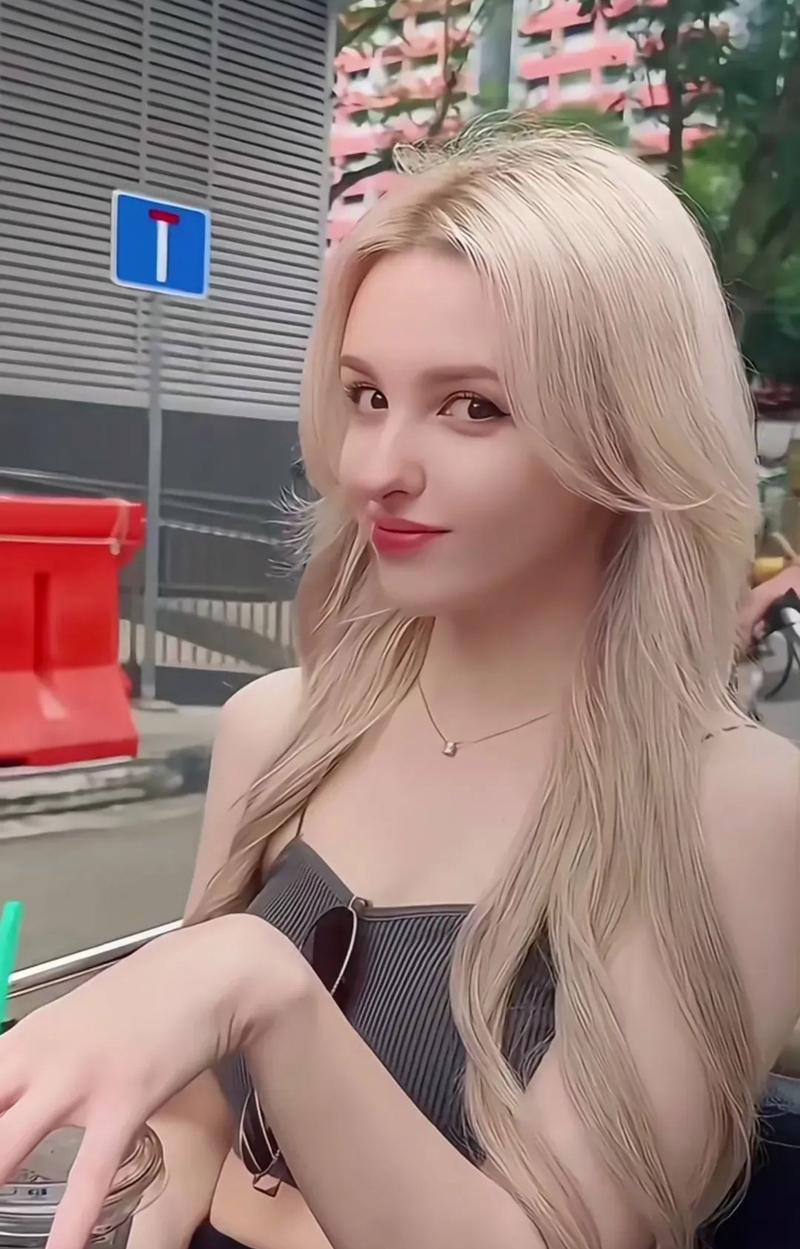 如何在快手上找到并关注那位外国美女?她的账号信息或视频特点有哪些?