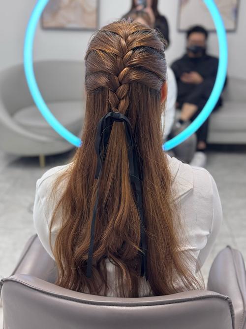 快手单人编发视频怎么拍才能不单调?一个人在家拍编发教程,镜头怎么转才能不尴尬?手部特写和整体步骤怎么兼顾?