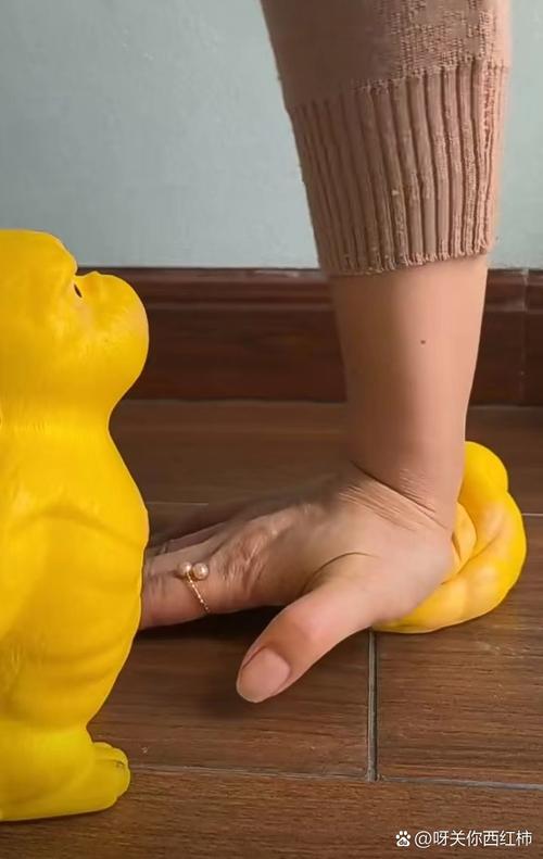 快手球球大作战主播小抠脚的账号运营策略与观众互动模式有何独特之处?