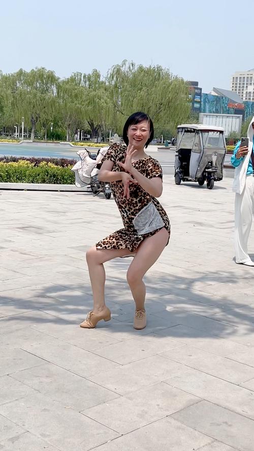 快手上跳广场舞的女性群体为何能吸引百万关注?背后藏着怎样的社交密码与文化力量?