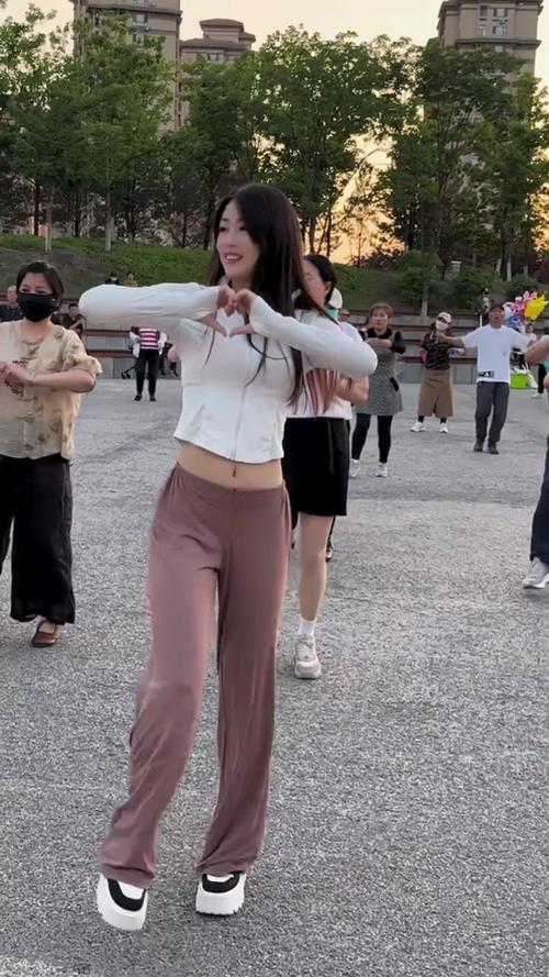 快手上跳广场舞的女性群体为何能吸引百万关注?背后藏着怎样的社交密码与文化力量?
