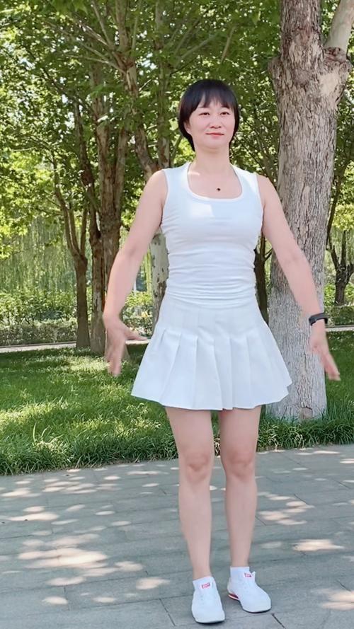 快手上跳广场舞的女性群体为何能吸引百万关注?背后藏着怎样的社交密码与文化力量?