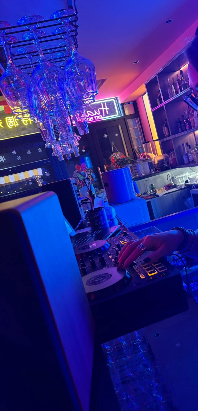 抖音里的日语网吧场景,是真实还原还是精心设计的文化符号?